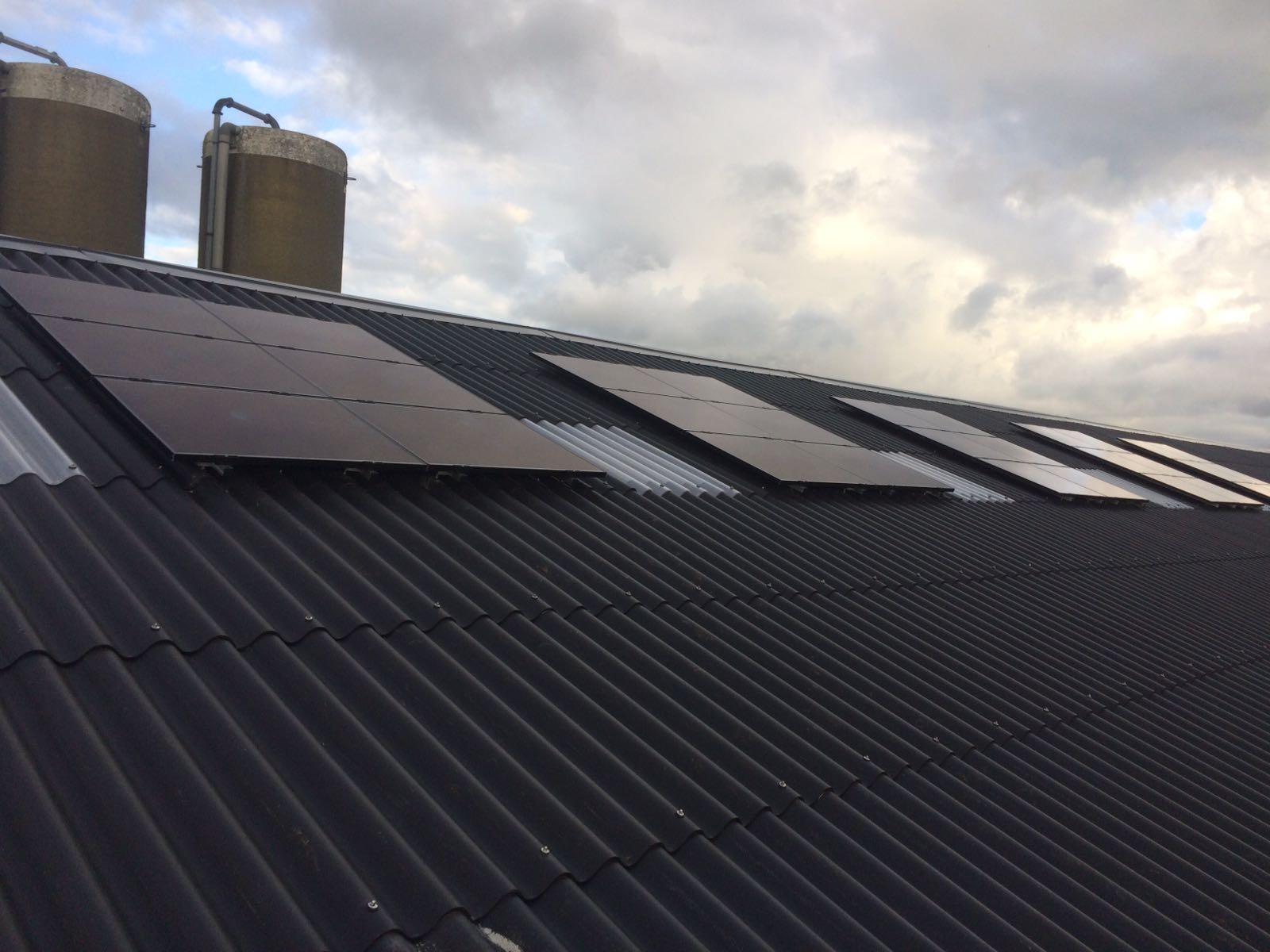 'Asbest eraf, zonnepanelen erop' voor een boerderij zijn Wijster door Buist Solar technologie in Stadskanaal.