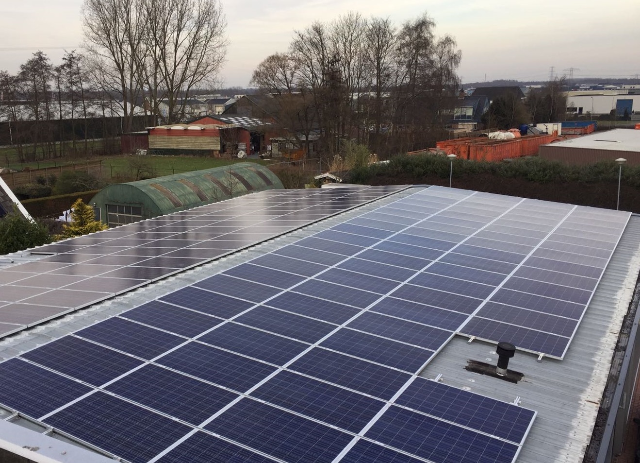 Zonnepanelen geplaatst bij Clouted, een onderneming in Stadskanaal (Groningen) in totaal 150 polykristallijne zonnepanelen een een omvormer van SMA door Buist Solar technologie in Stadskanaal.