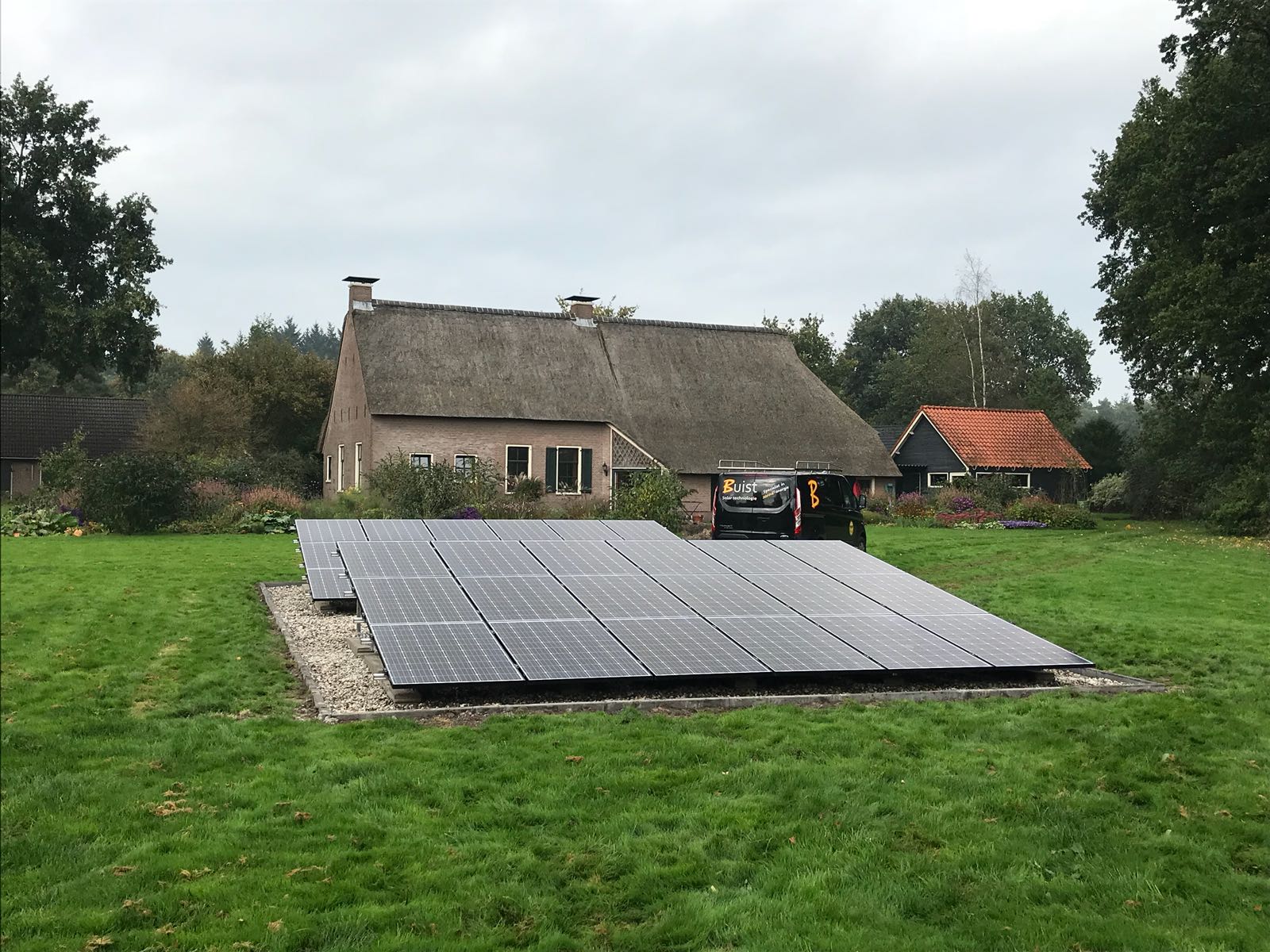 Installatie van 36 Bauer zonnepanelen en optimizers en een omvormer van SolarEdge hebben we gerealiseerd in Drouwen.