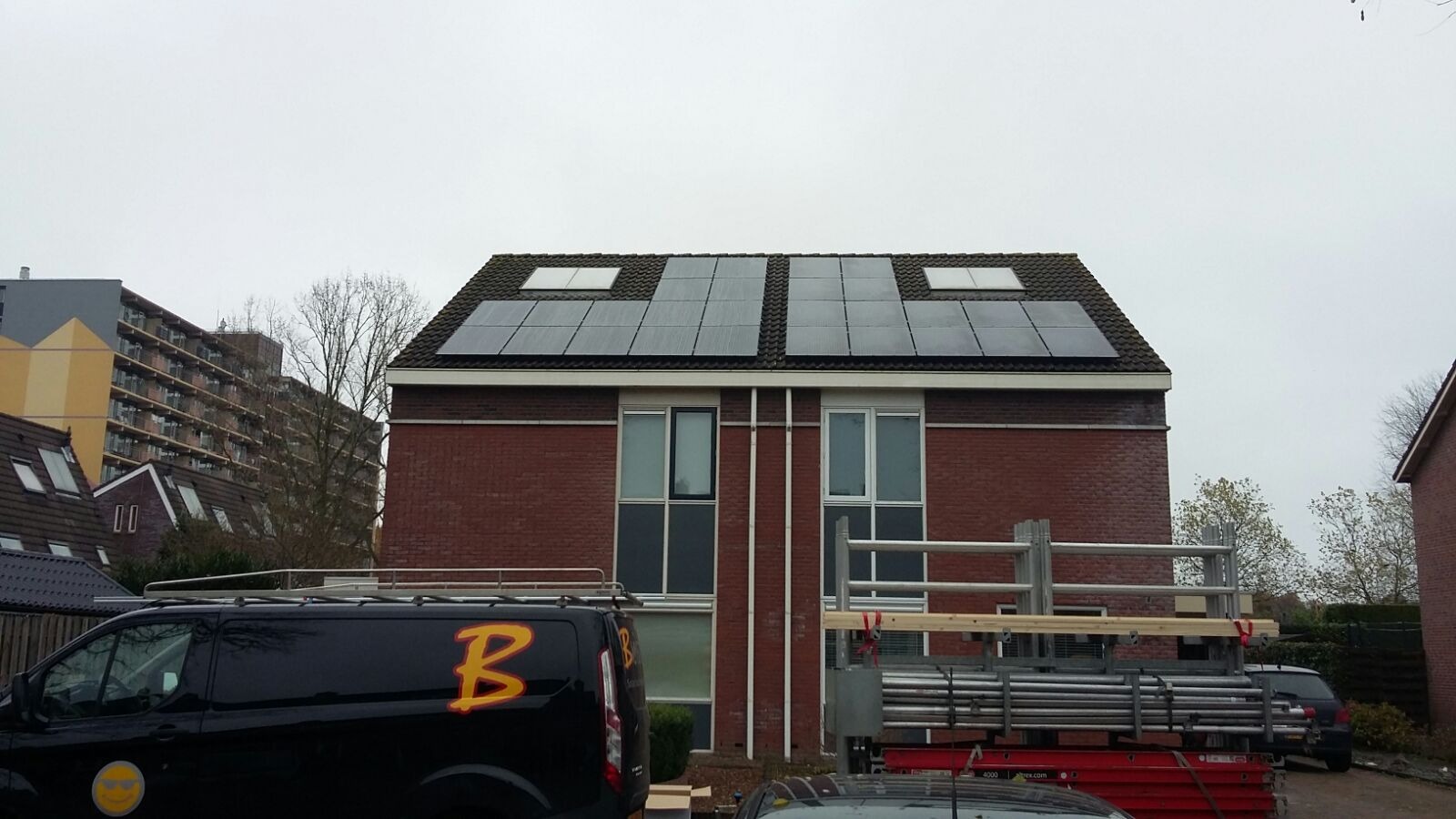 Zonnepanelen bij een twee-onder-een-kapwoning in Stadskanaal gerealiseerd door Buist Solar technologie in Stadskanaal voorzien van 14 zonnepanelen en een omvormer en optimizers van SolarEdge.