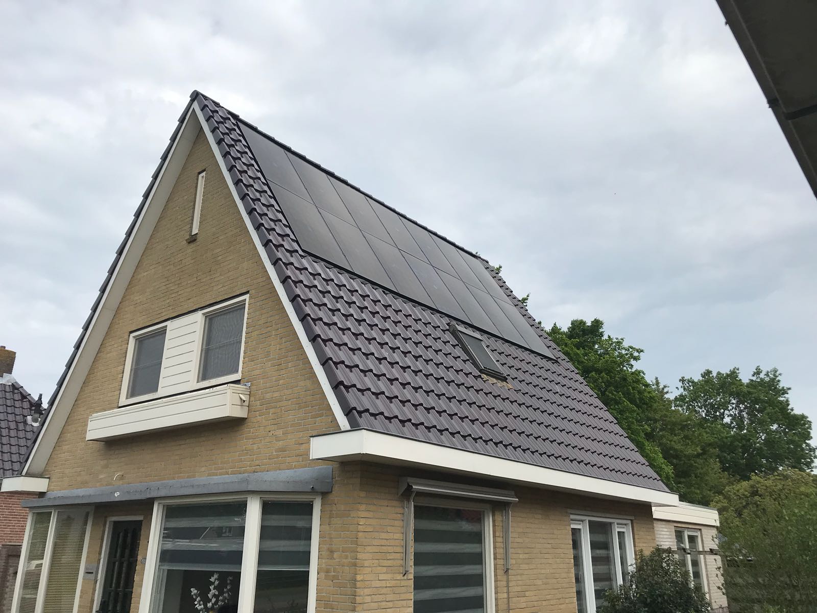 LG-zonnepanelen voor een indak-systeem op een woning in Bovensmilde. Geen zonnepanelen meer op, maar in het dak. Door Buist Solar technologie in Stadskanaal.